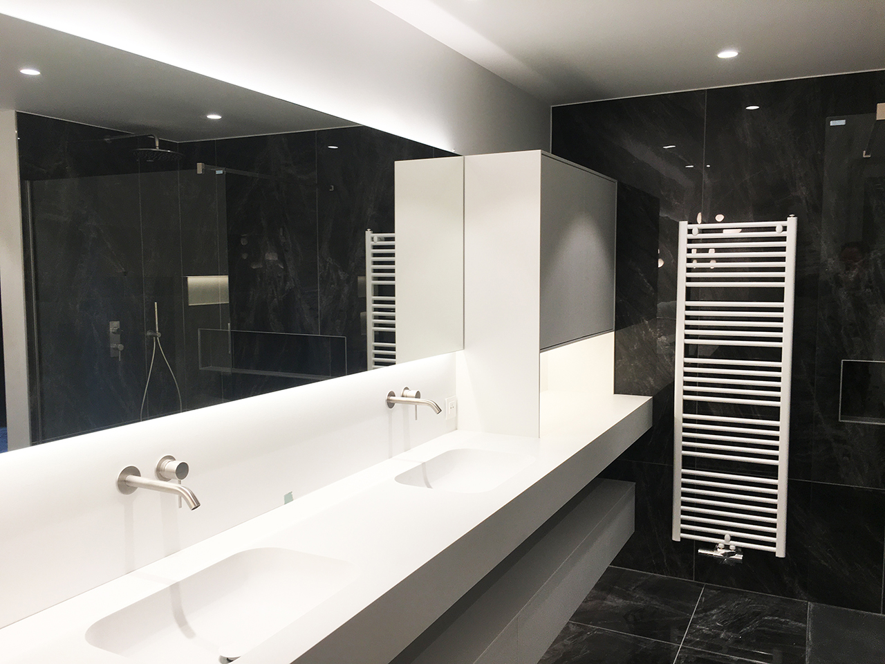 Création d'une salle de bain avec douche, évier double vasque et chauffage